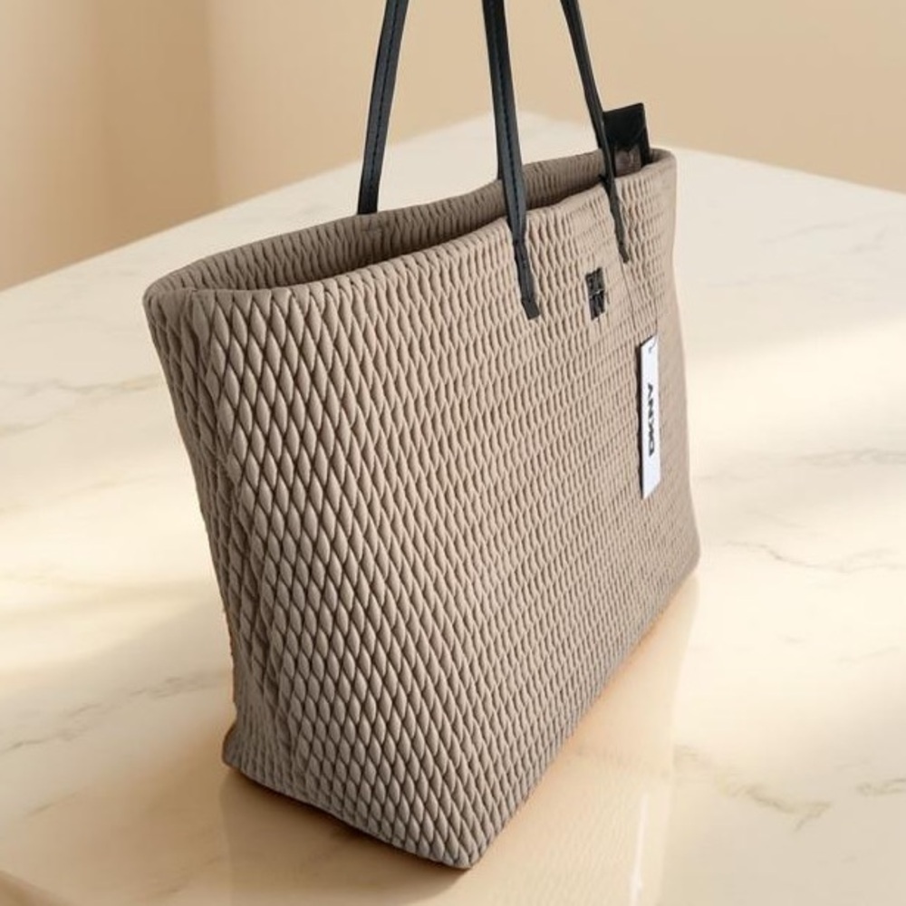 DKNY NWT Penny Tote,quilted,clean,modern bag,
style & structure,light khaki,logo